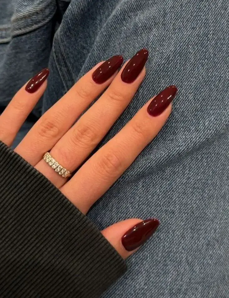 Diseños de uñas para invierno 2025: colores, texturas y detalles en tendencia
