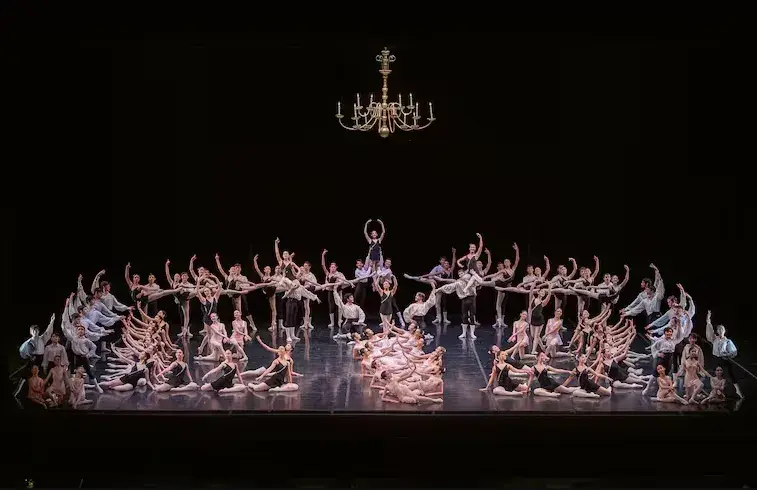 El desfile inicial con los alumnos de Danza del Instituto Superior de Arte