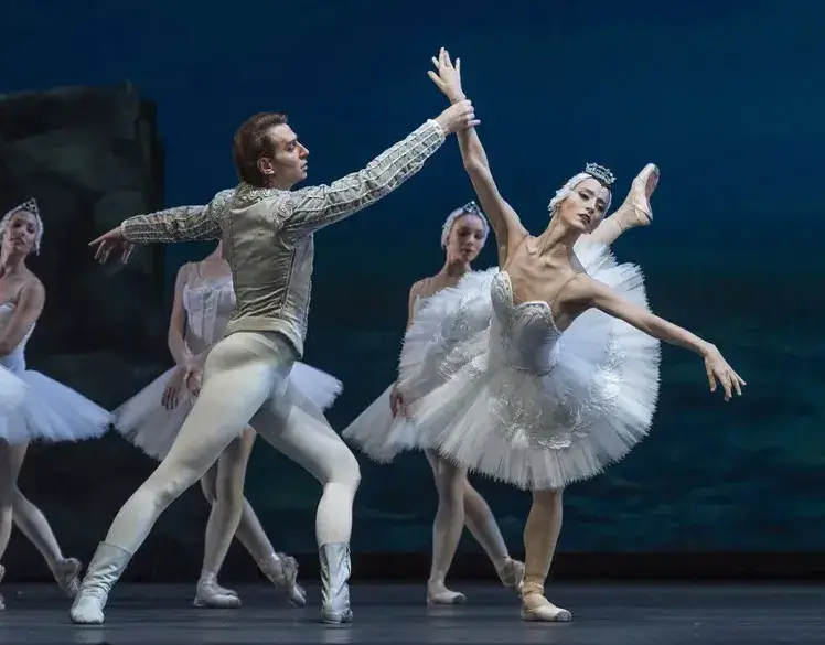 Lago de los Cisnes. En la gala, el primer bailarín Federico Fernández volverá a encarnar al príncipe Sigfrido, esta vez con la bailarina invitada Luana Brunetti, que antes de radicarse en Eslovaquia integró esta compañía