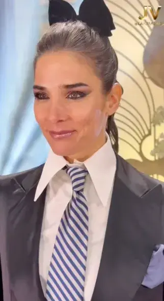 Juana Viale vistió un traje compuesto por un blazer, un pantalón de tiro alto y una camisa de seda blanca