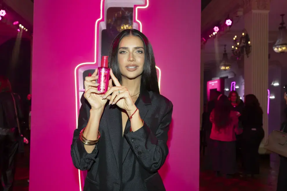 Zaira Nara con el nuevo serum de la línea Elvive Dream Liso.