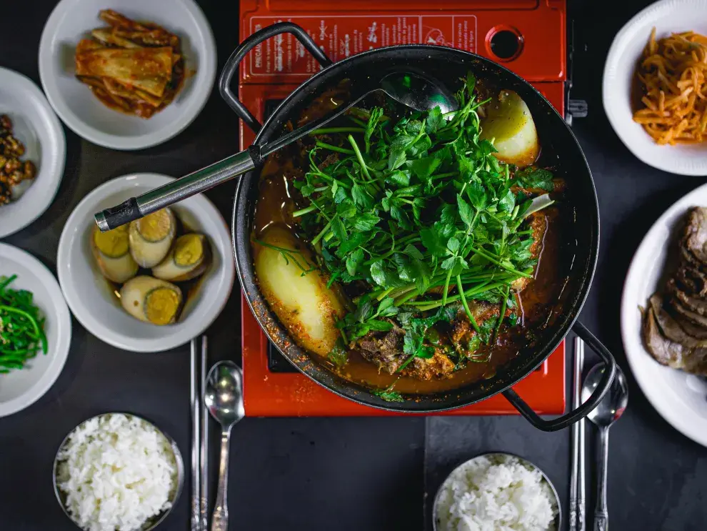 “Celebrar estos 60 años cocinando y compartiendo la mesa con el público argentino es una forma de agradecer y reafirmar nuestras raíces. Cada menú es un puente entre Corea y Argentina”, afirma Sandra Lee, presidenta de Hansang y referente de la gastronomía coreana en el país.