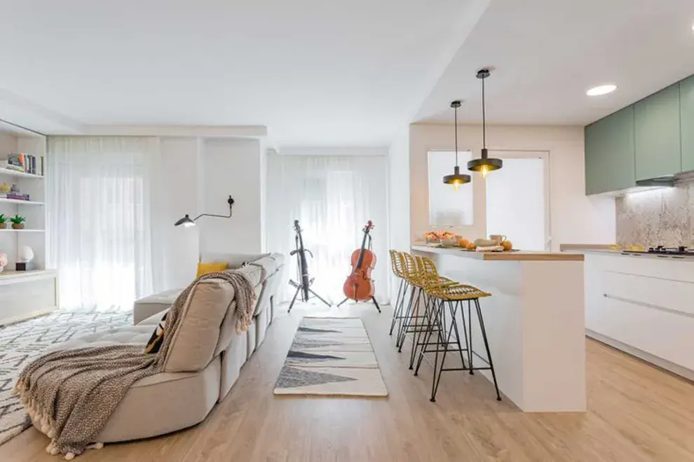 Unificar el piso en toda la zona crea una sensación de continuidad y amplitud, unificando ambos espacios.