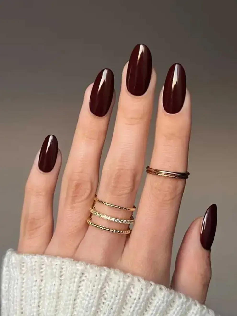 El bordó es uno de los tonos ideales para realizar las uñas charol