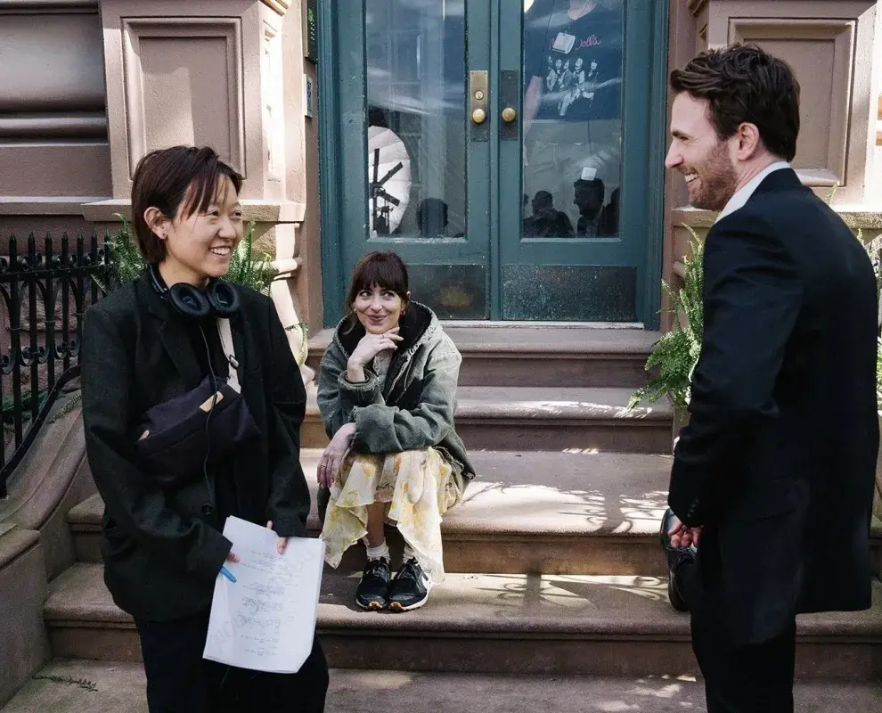 Celine Song, Dakota Johnson y Chris Evans en el rodaje de Amores Materialistas.