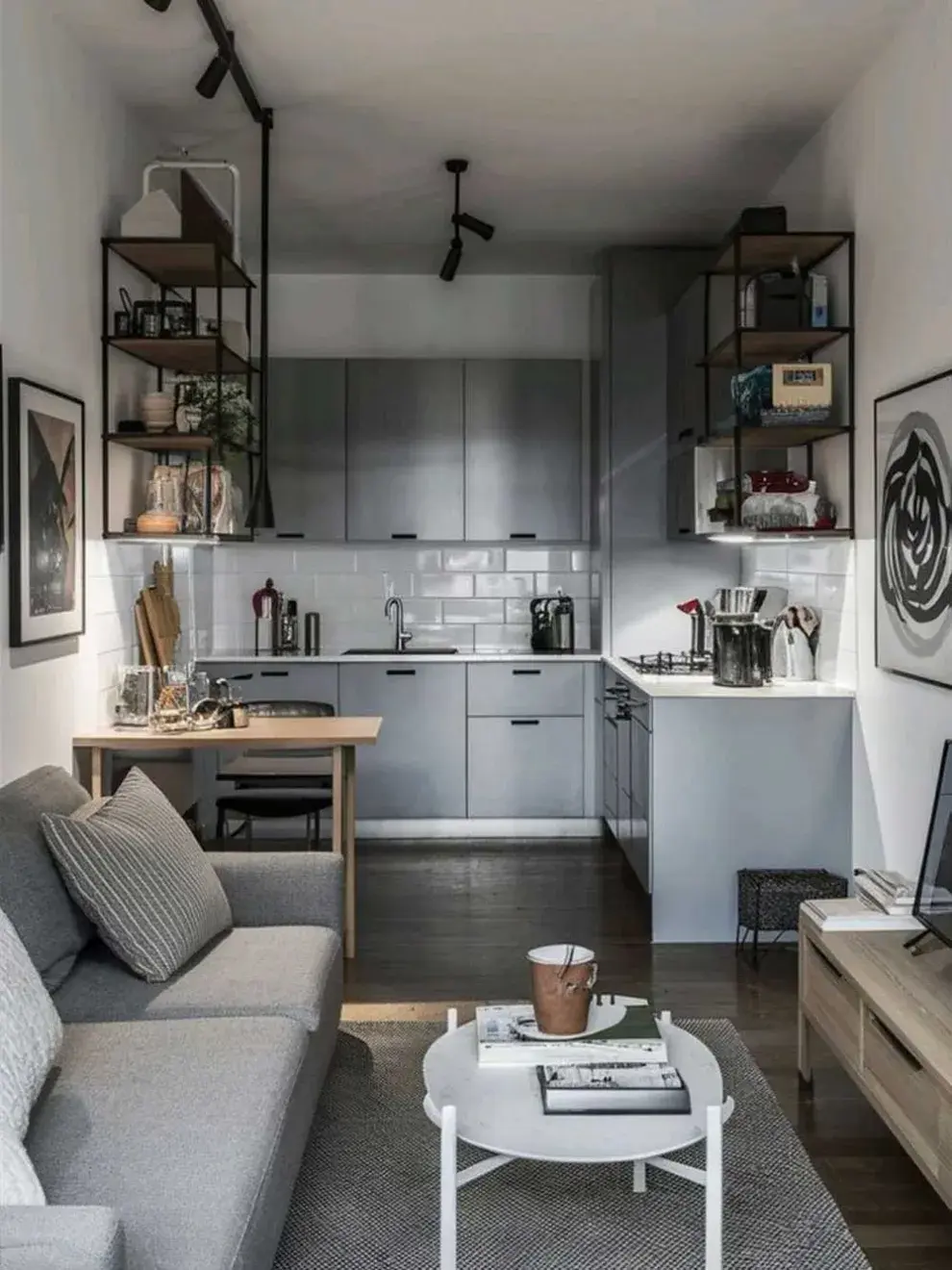 Utilizar una paleta de colores neutros y materiales similares en ambos ambientes genera armonía y conexión visual.