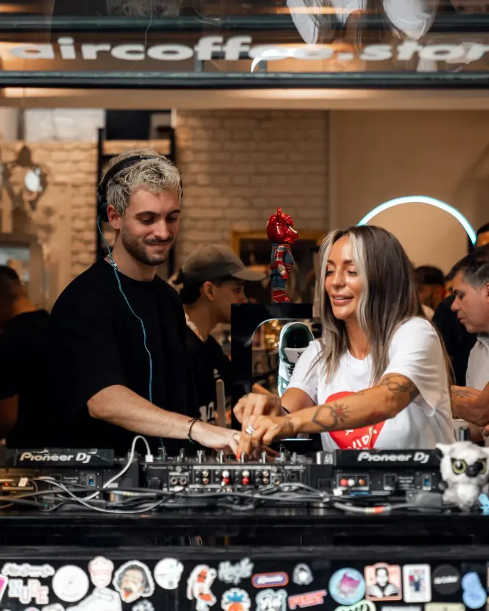 Unos Djs pasando música en una cafetería de especialidad.