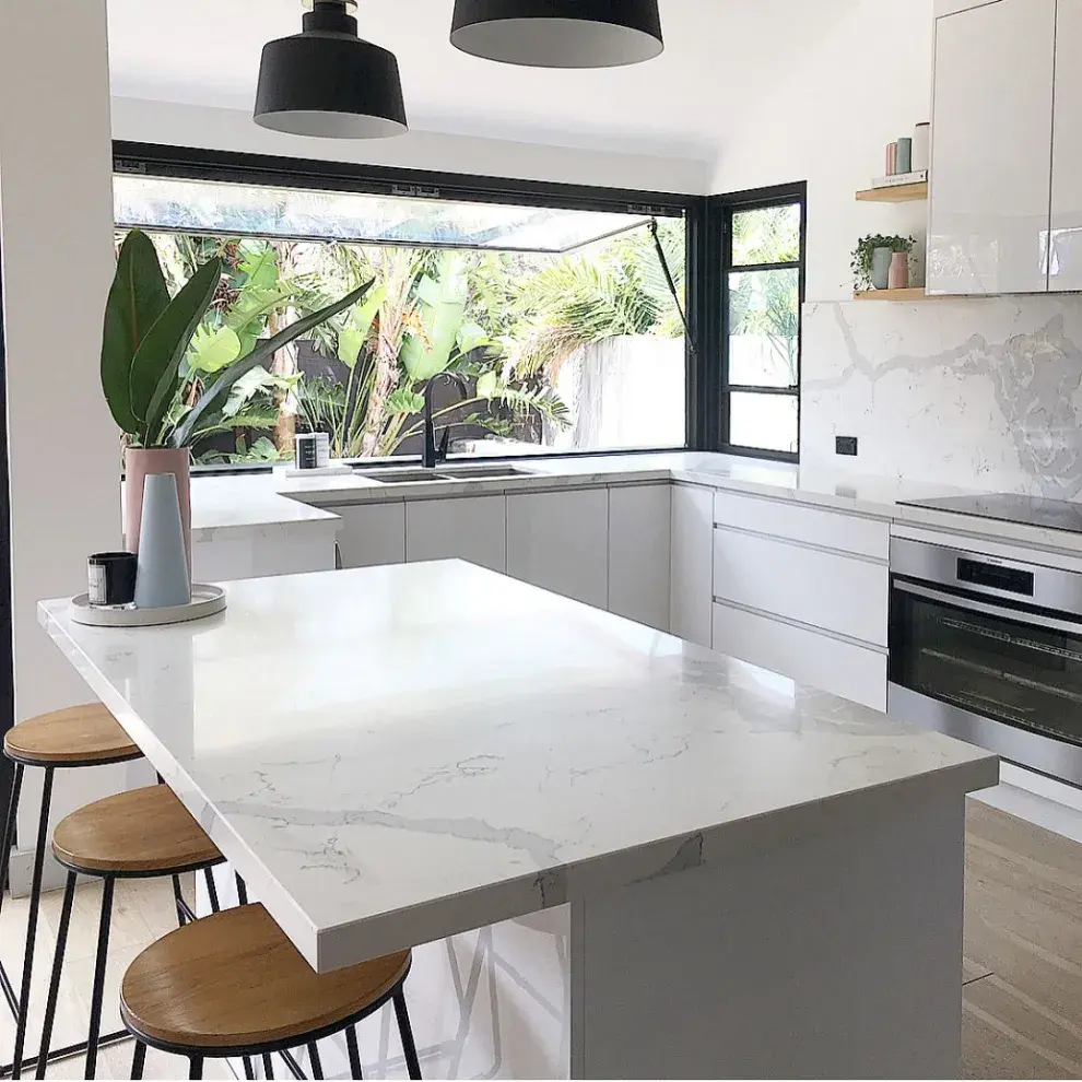 Foto de cocina con diseño en L.