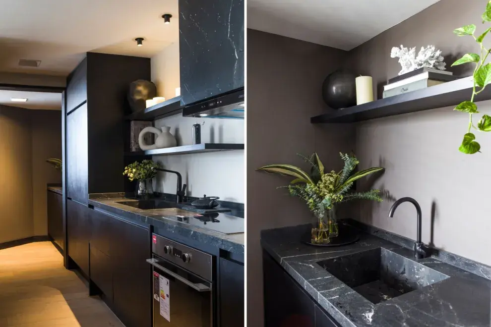 Los frentes de los muebles de cocina se hicieron en Rehau negro mate y el piso en 'Multiestrato Riverwashed' (Patagonia Flooring).