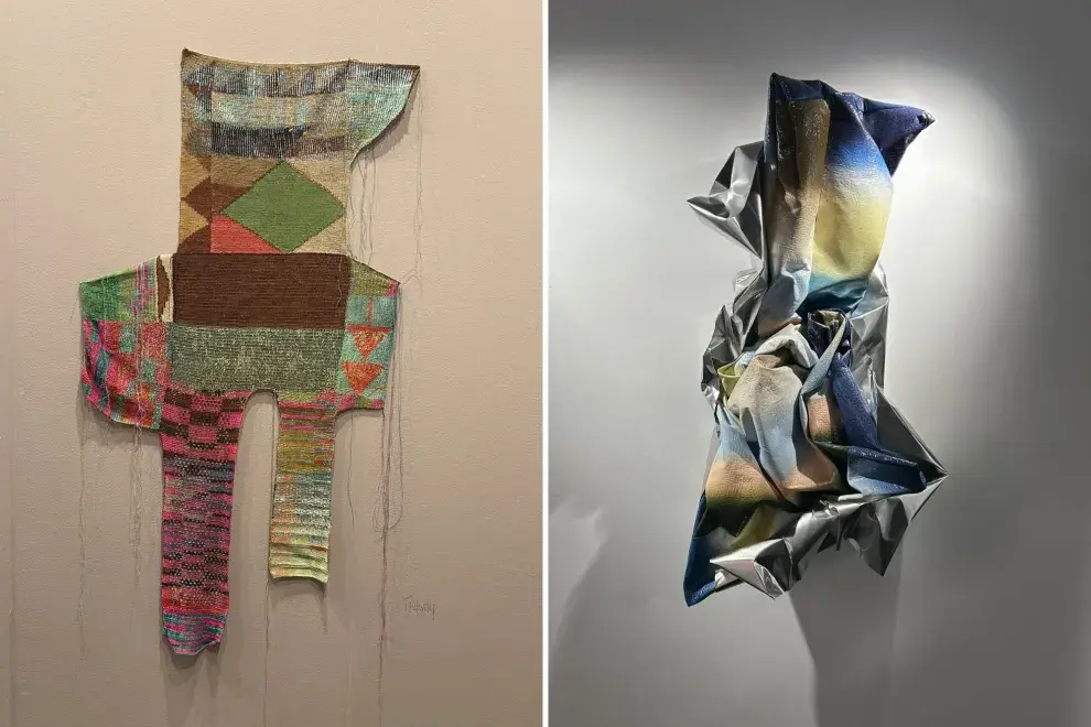 A la izquierda, Opätsin XV, el textil que Churba confeccionó junto a Fidela Flores y Candelaria Aasetcomo parte del colectivo Tsufwelej, en Herlitzka. A la derecha, "#Sertralina salió del grupo" de Trosman en Tomás Redrado.