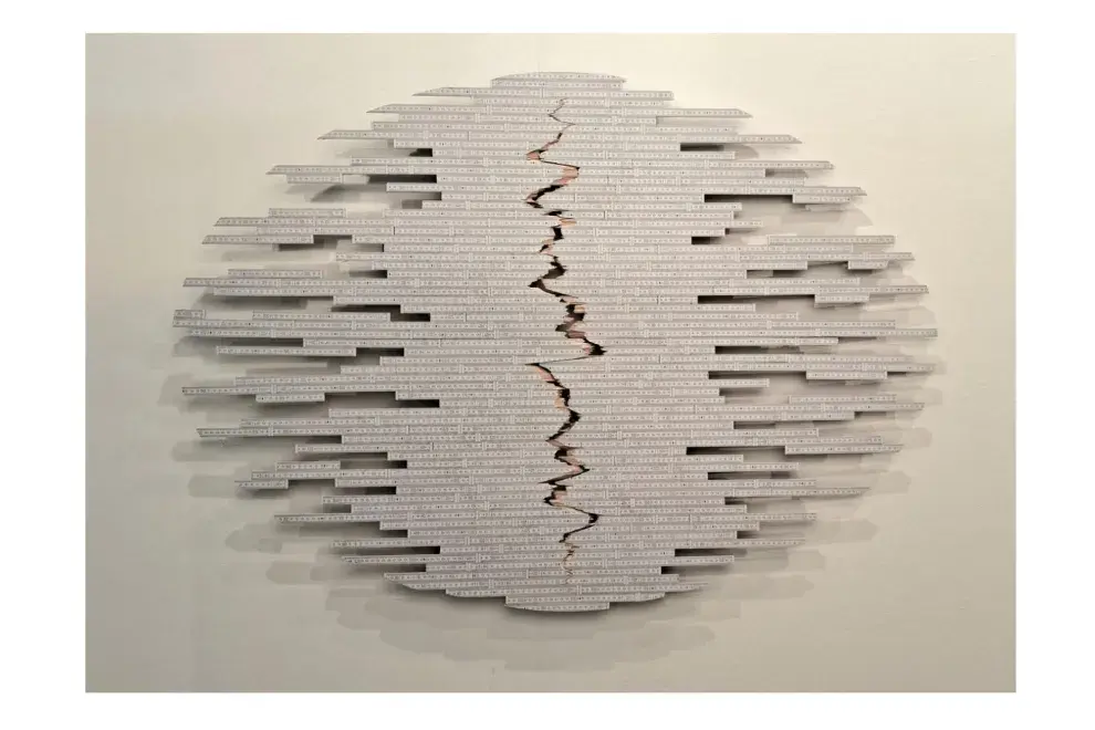 Siembra II, una obra 2025 de Pedro Tyler con ensamblaje de metros de madera blancos