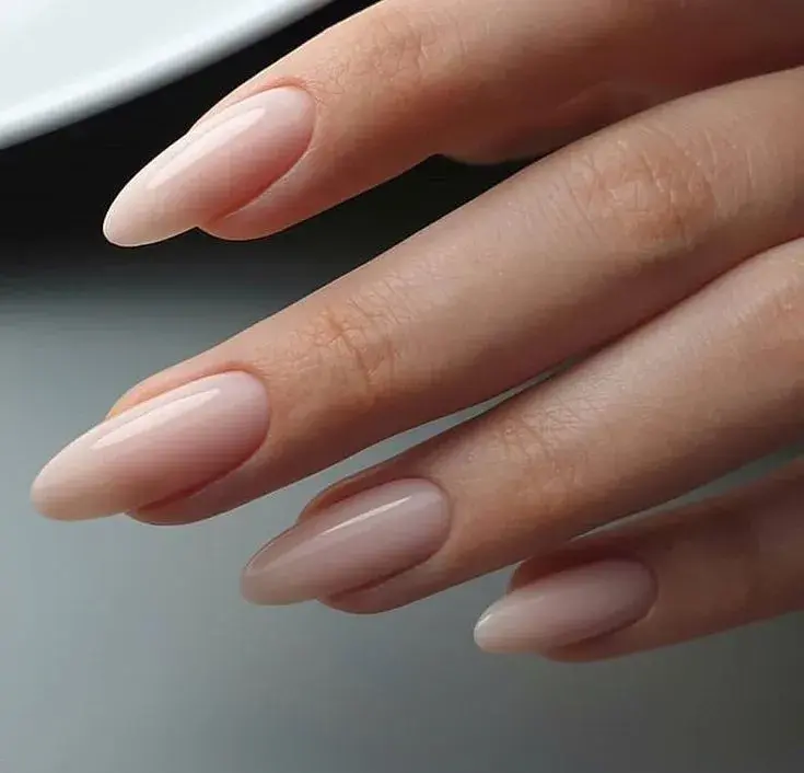 Adiós a los tonos artificiales: los 10 mejores diseños de uñas naturales para que te inspires