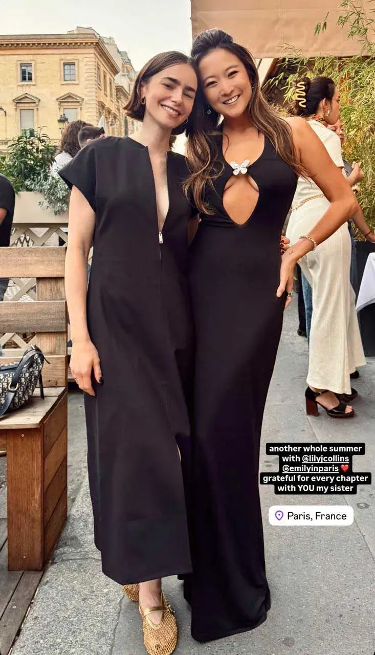 Lily Collins y Ashley Park en clave total black