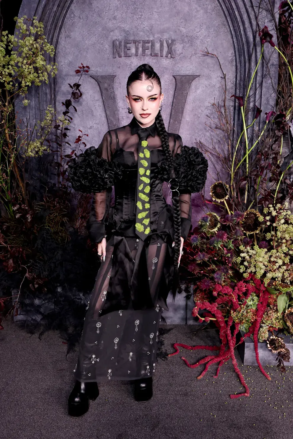 Emma Norton en la Gala del Cementerio de la temporada 2 de Merlina.