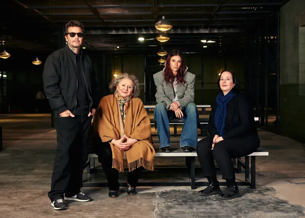 Sebastián Ortega junto a tres de las protagonistas de En el barro: Rita Cortese, Valentina Zenere y Ana Garibaldi.