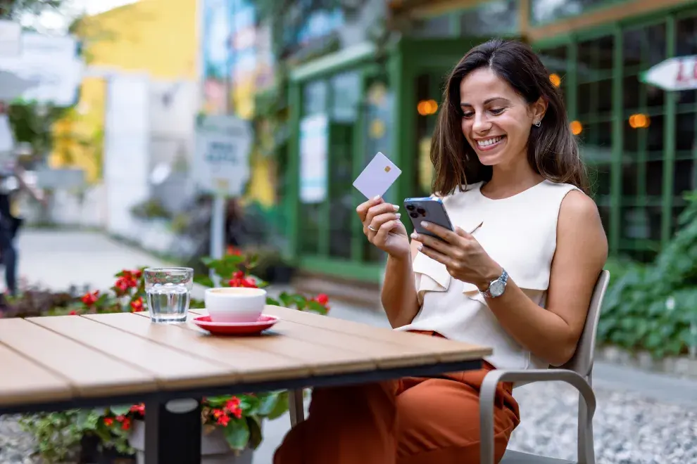 Foto de mujer comprando online.