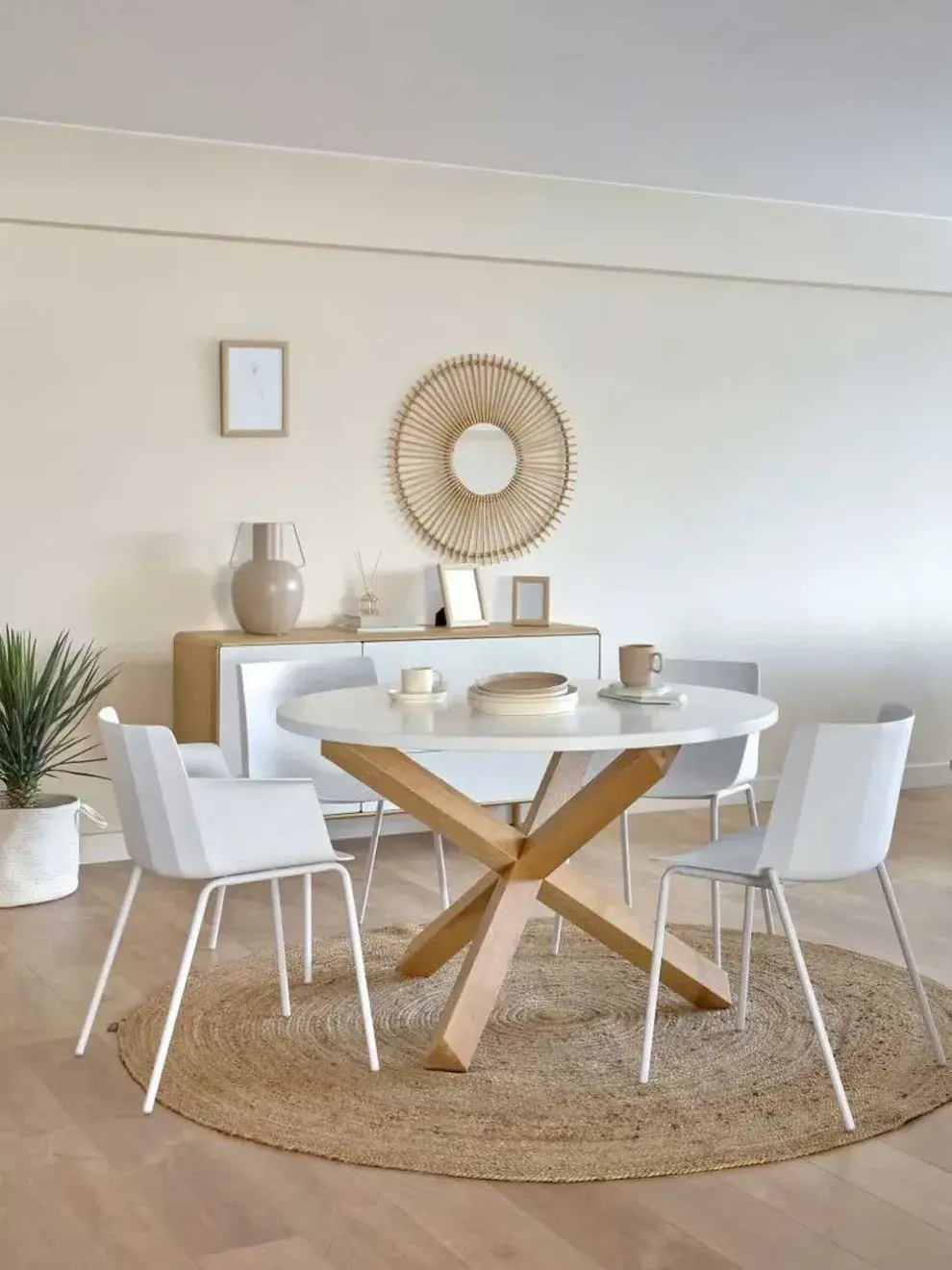 Minimalismo escandinavo: líneas limpias, tonos neutros y funcionalidad cuidada, perfectas para espacios serenos y luminosos.