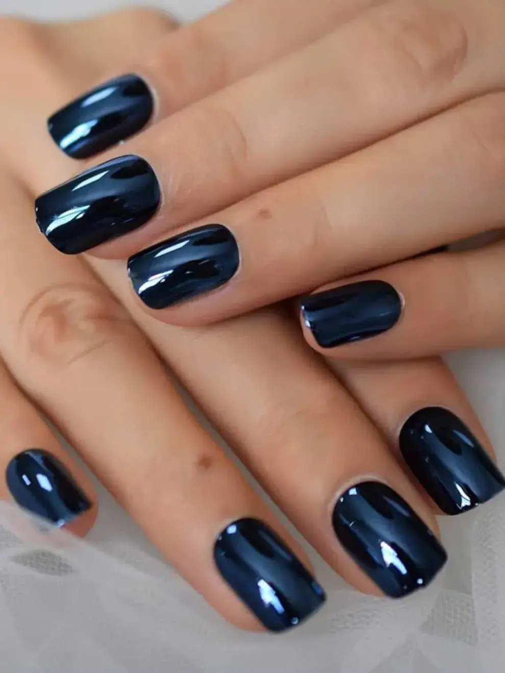 En uñas redondeadas y cortas se luce mejor el efecto charol