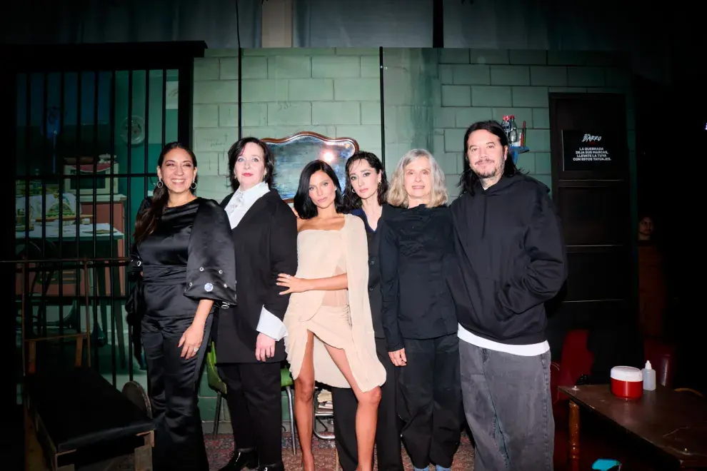 Los looks del reparto de En el barro en la fiesta por su estreno en Netflix