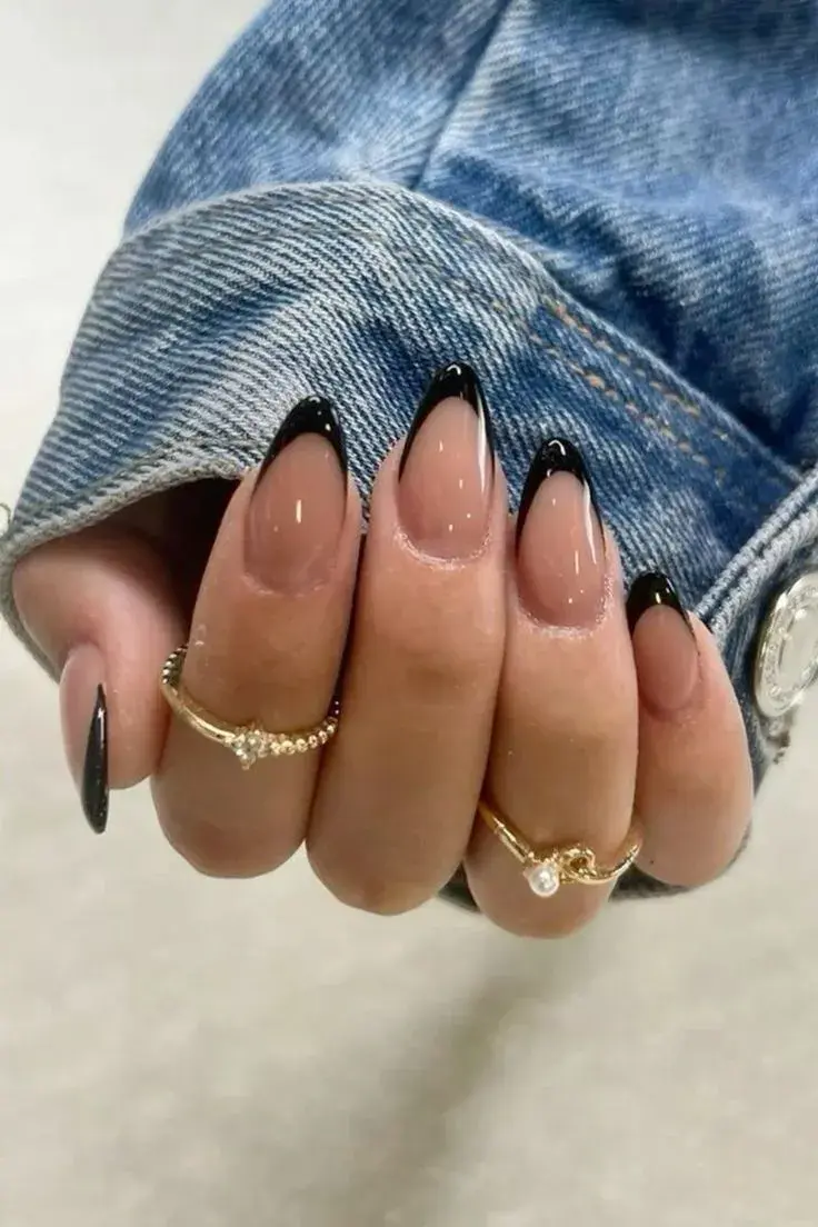 Las uñas francesas negras: el revival noventoso que regresa con todo esta temporada