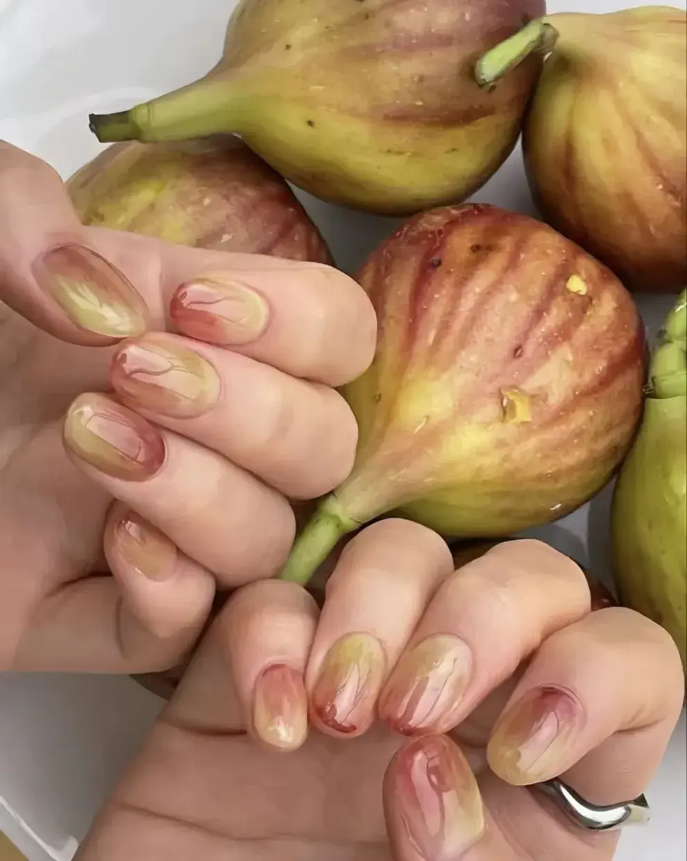 Para lograrlo se trabaja con pinceles ultrafinos, herramientas de precisión y esmaltes con terminación glossy o aterciopelada.