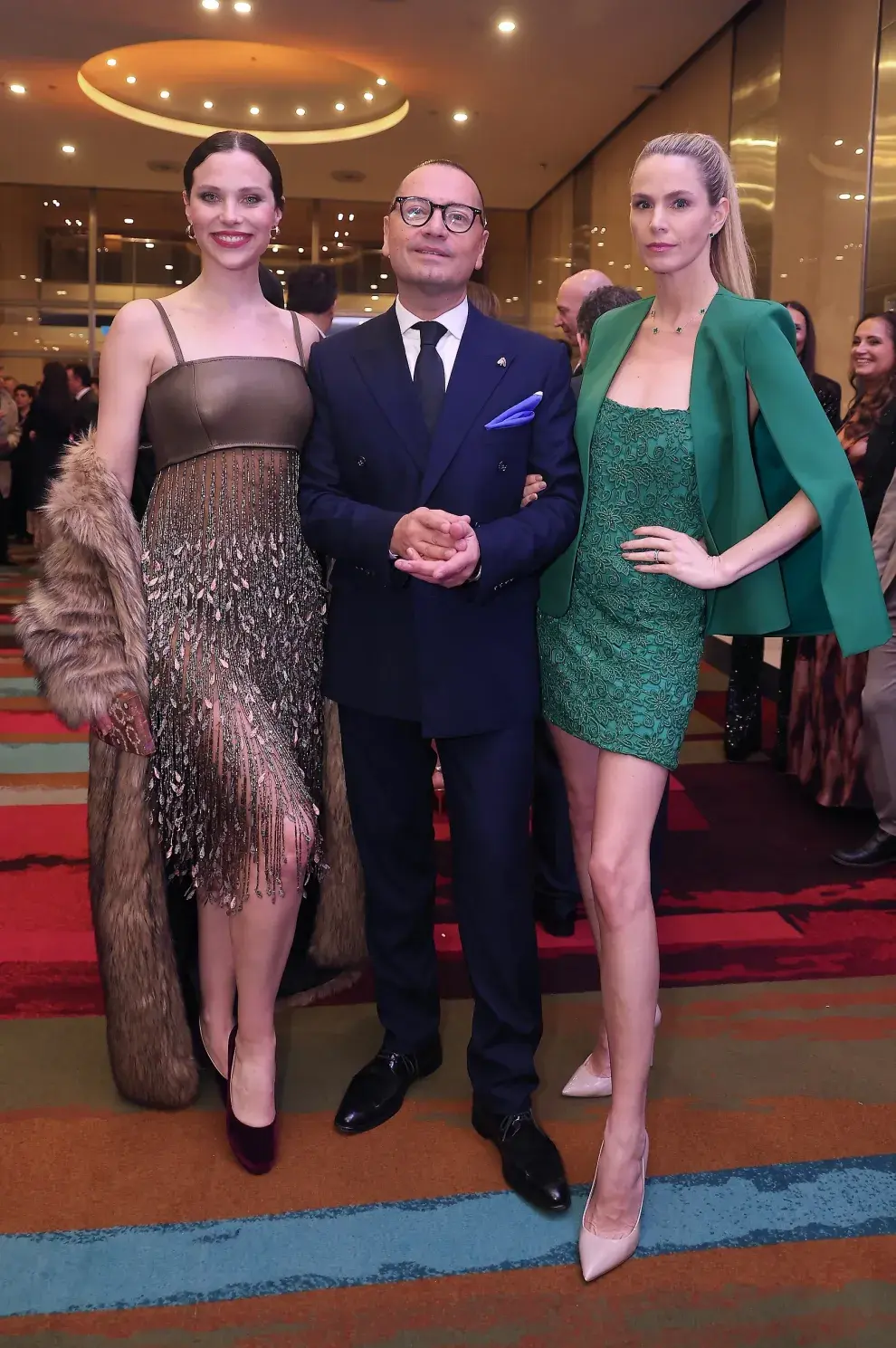 Valentina Salezzi, con un diseño de Ivana Picallo, Fabián Medina Flores, con un look de Matices, y Rocío Vivas y un vestido de Natalia Antolín
