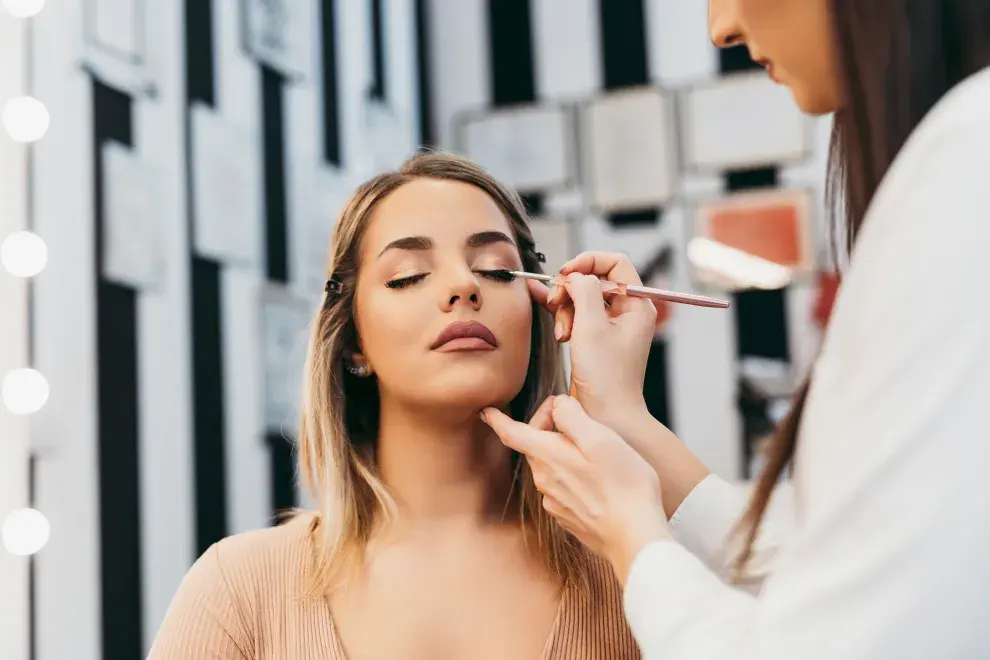 Cómo elegir el maquillaje perfecto según tu piel y ojos: los consejos de una experta