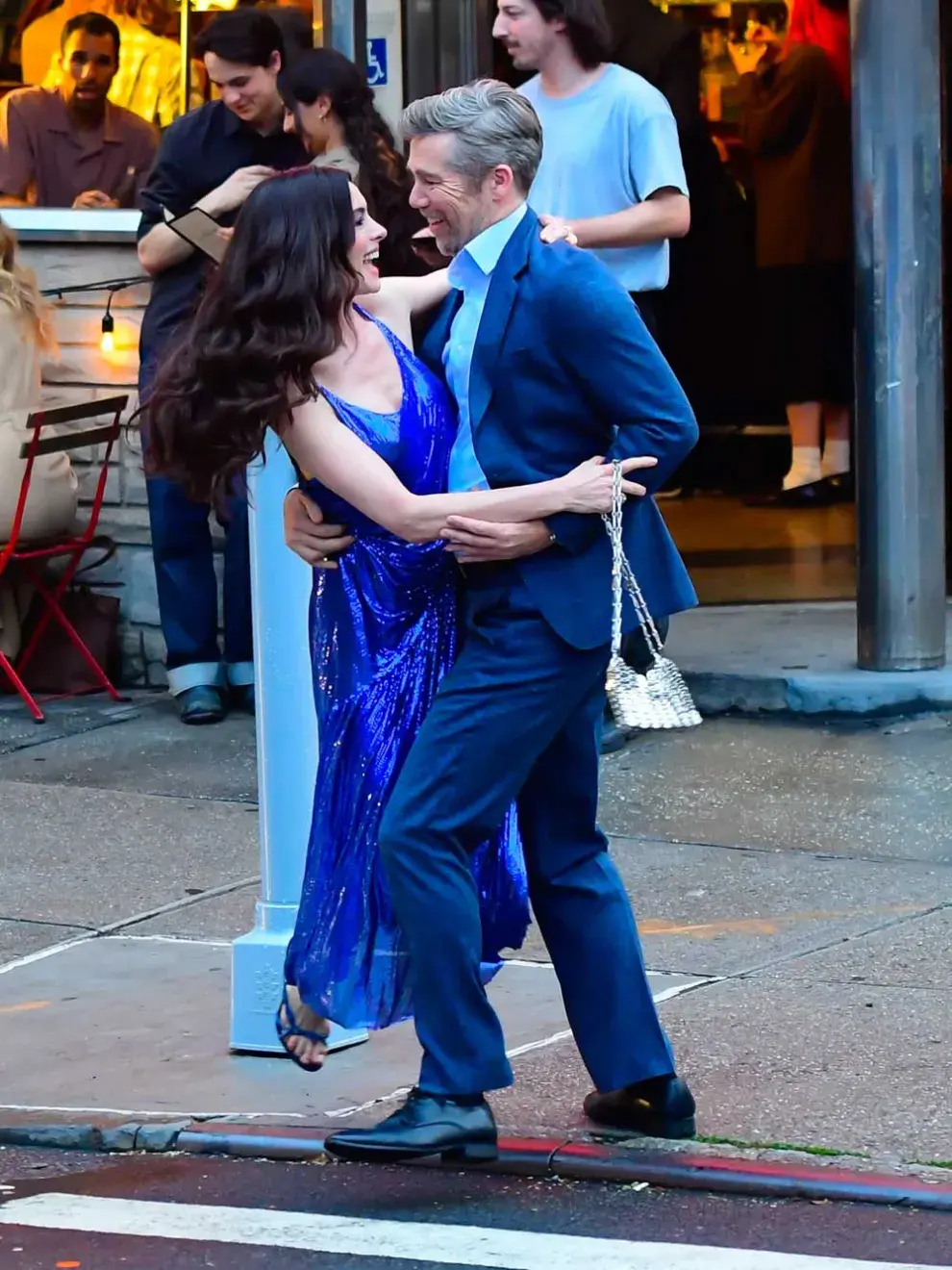 Anne Hathaway junto a Patrick Brammall, el actor australiano que no pertenece al elenco original pero que se unirá a la secuela, en una de las escenas más románticas que veremos. 