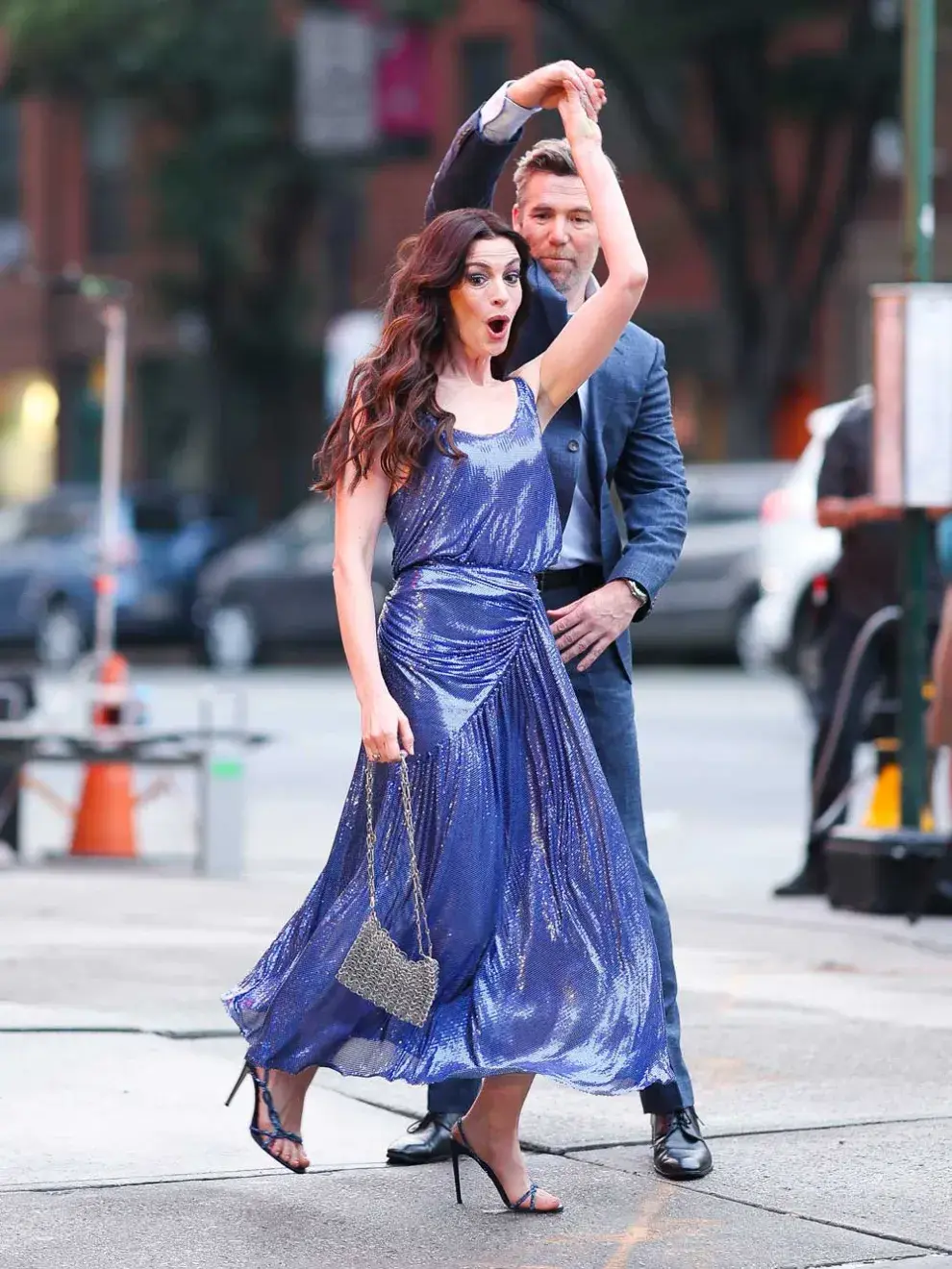 Anne Hathaway junto a Patrick Brammall, el actor australiano que no pertenece al elenco original pero que se unirá a la secuela, en una de las escenas más románticas que veremos. 