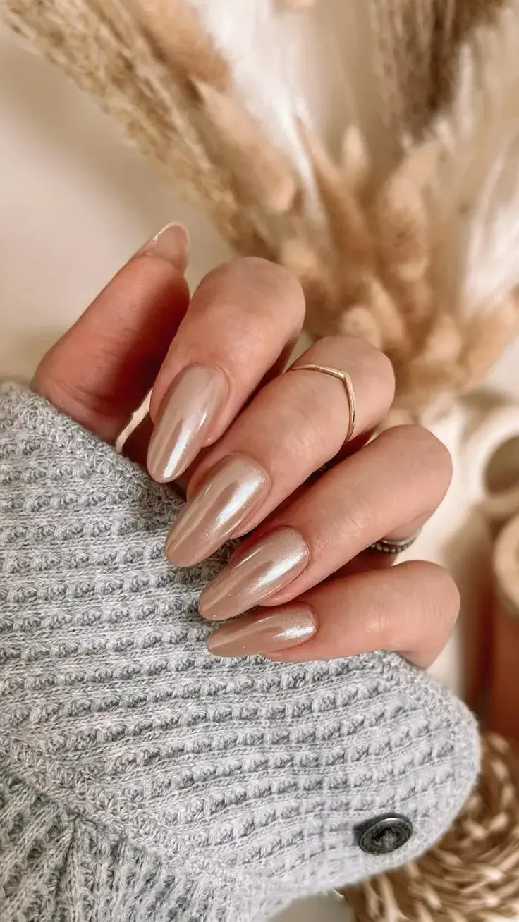 Foto de uñas en estilo “glazed-chrome”.