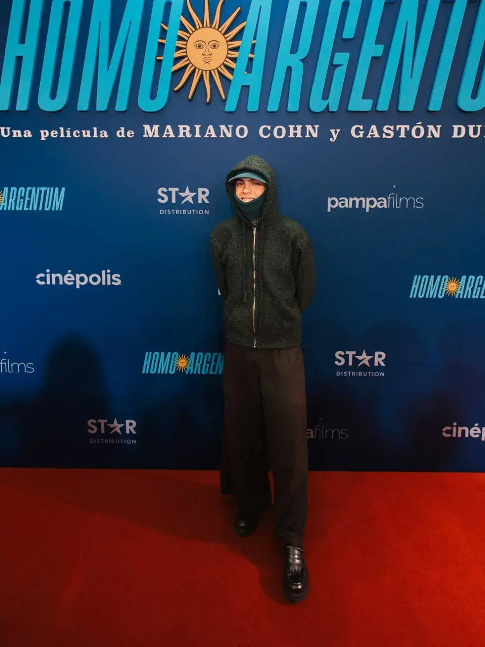 Milo J con un look trapero sobre la red carpet