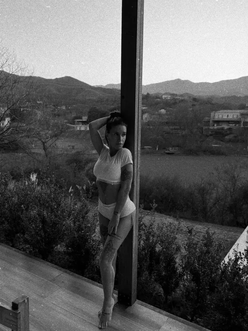 Florencia Peña posando en su casa de Salta
