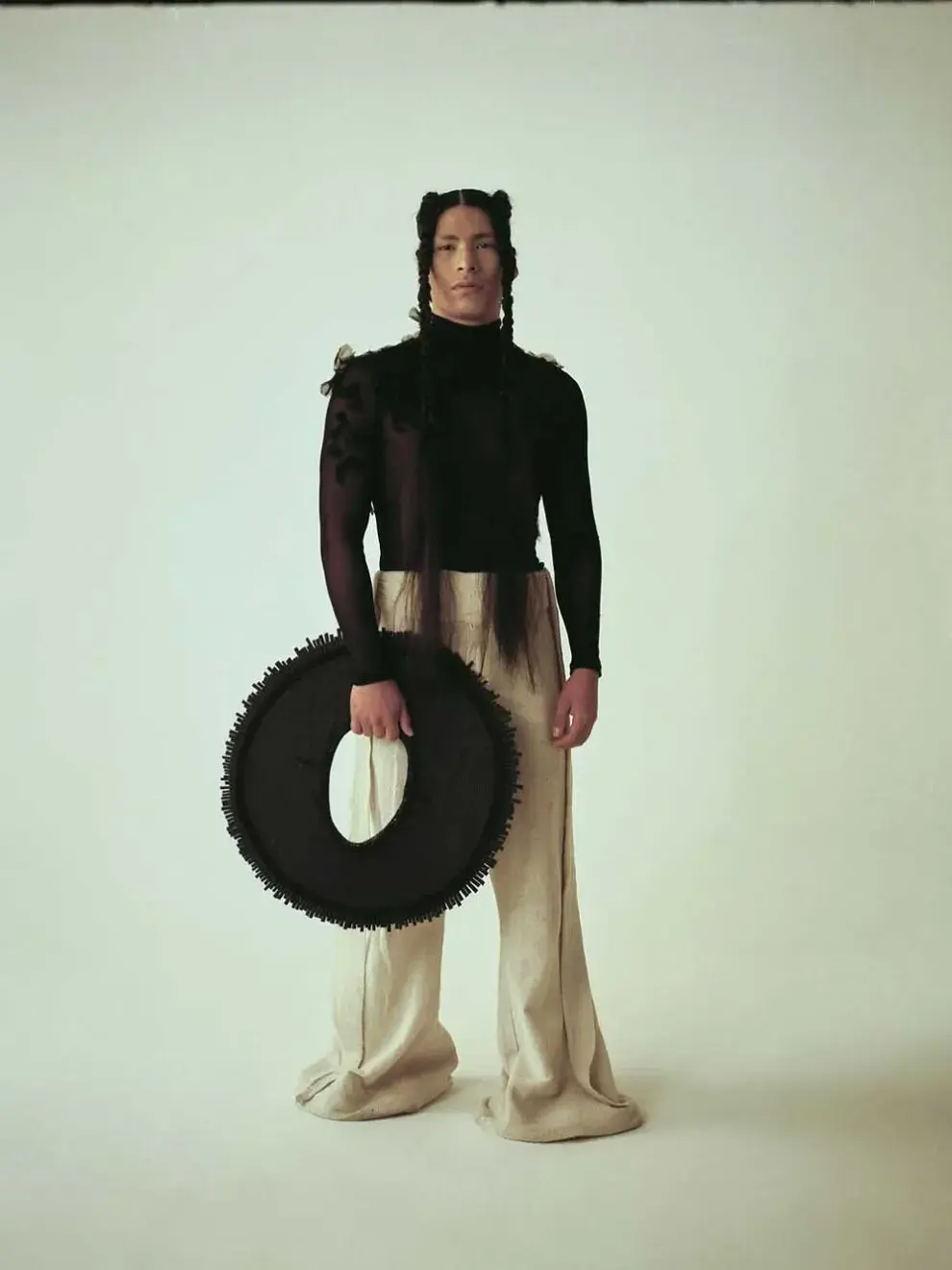 En la pasarela de BAFWEEK Primavera/Verano 2020, Mauro presentó Oficio Ancestral, una colección que reinterpreta muñecos y máscaras de mimbre, faldas, carteras, siluetas fluidas e ideas de género abierto en tonos naturales