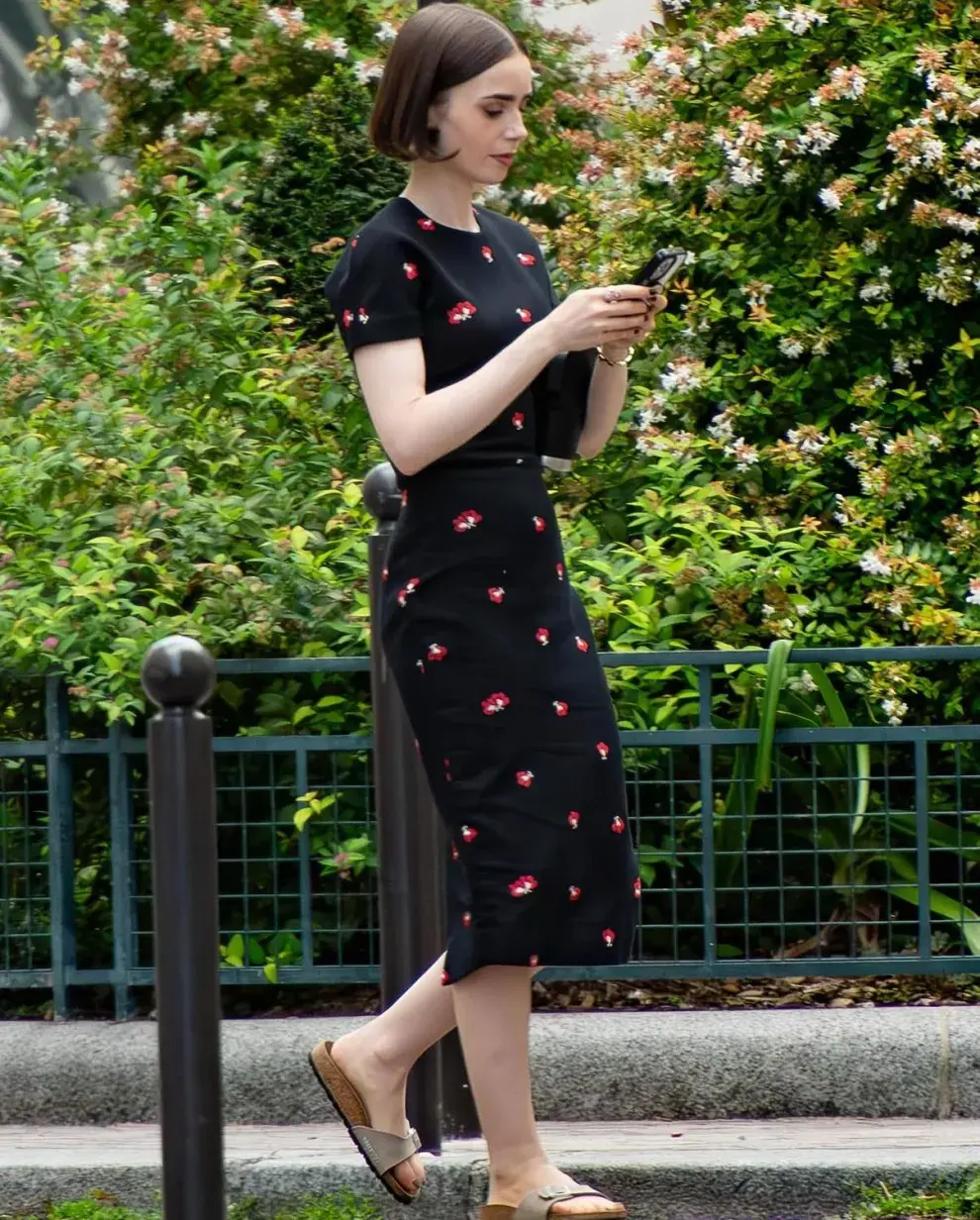 Lily Collins durante el rodaje de Emily in Paris 5 con un diseño de flores