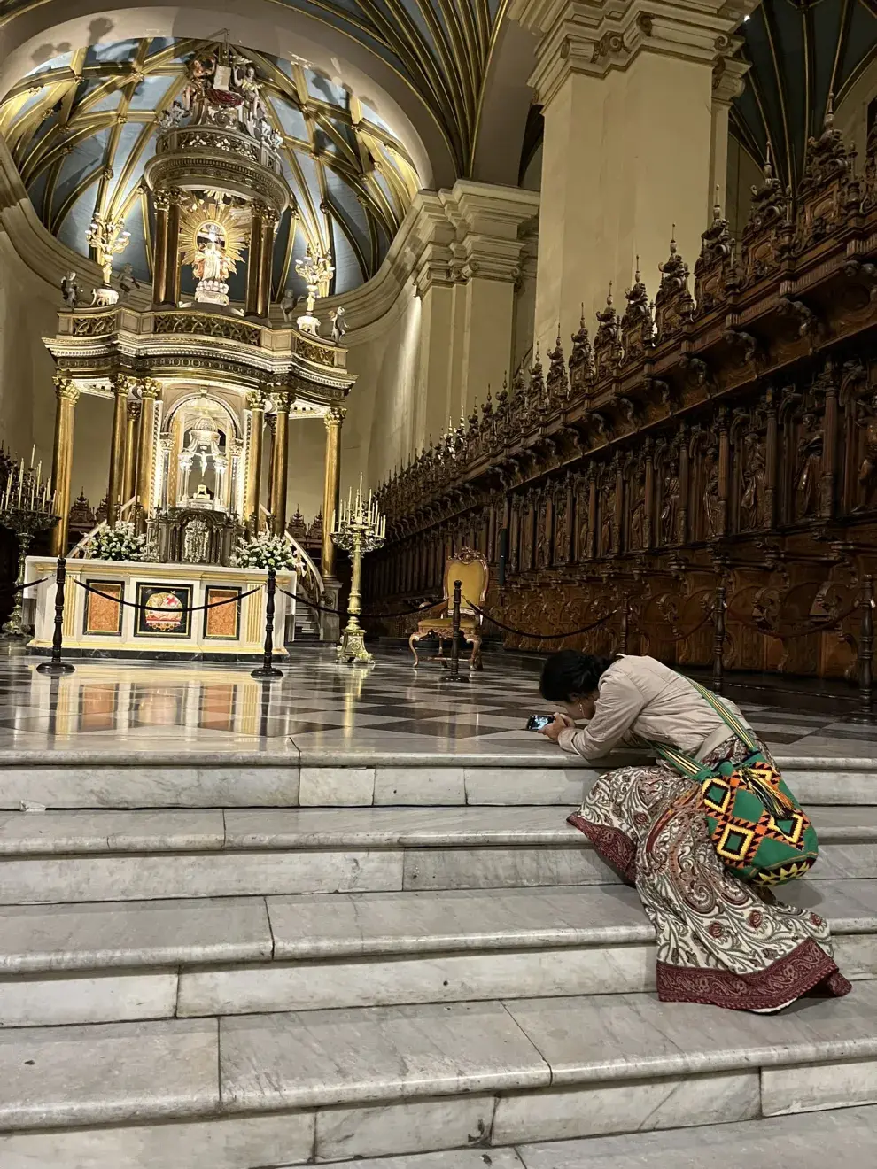 El altar mayor de la Catedral de Lima es de plata y oro. Tiene capillas barrocas con maderas de Nicaragua y Paraná.