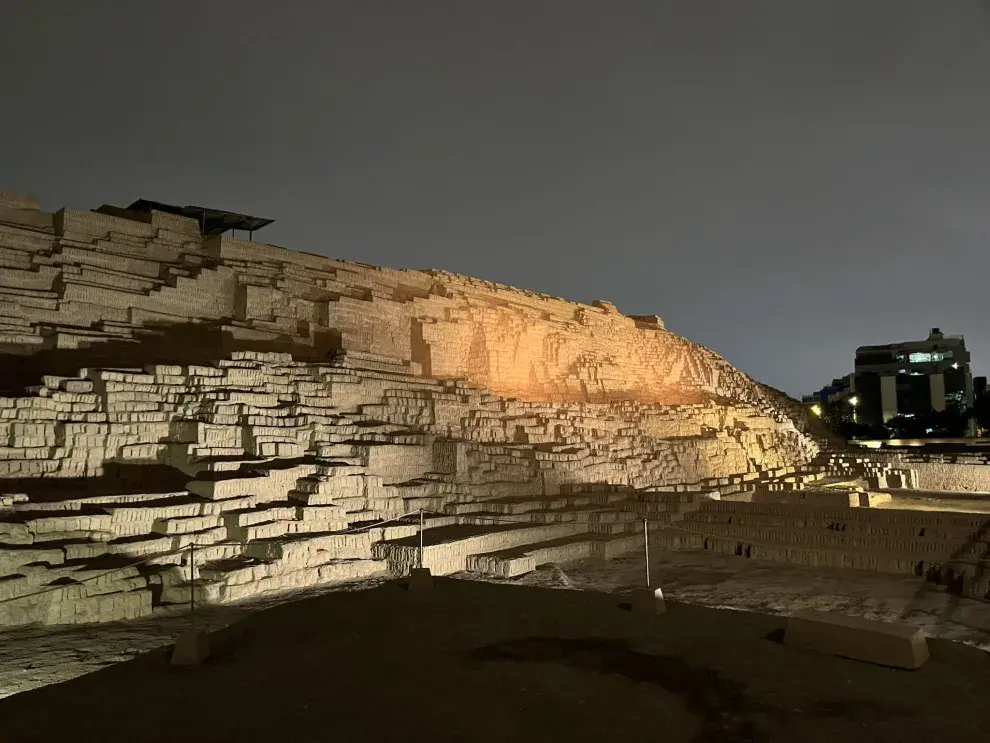 Se realizaron cuidadosas excavaciones científicas en la Huaca Pucllana y los hallazgos se exhiben en un museo que está ahí mismo.