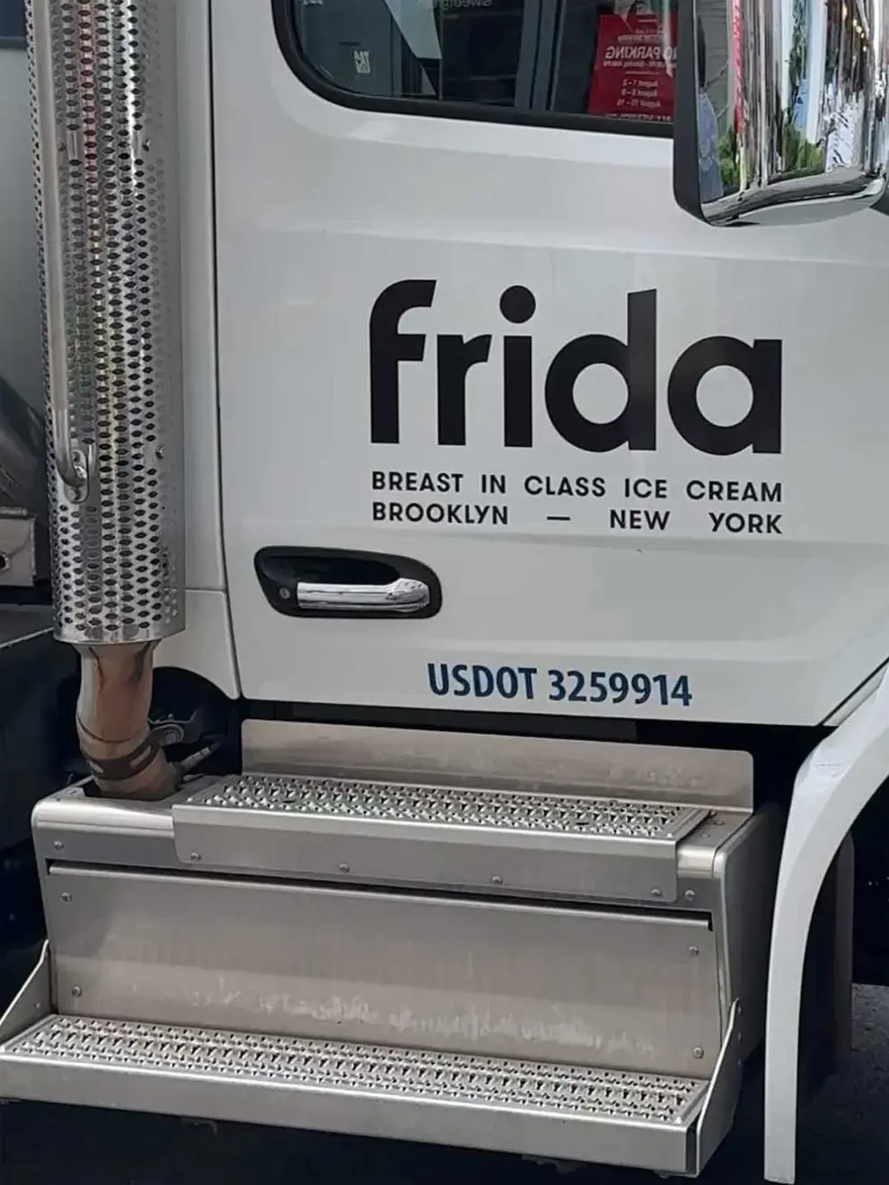 El nuevo helado elaborado por Oddfellows, con sede en el Bronx, Nueva York, tiene un precio de 12,99 dólares con un mínimo de dos bolas por cada pedido.