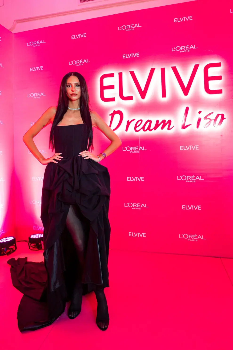 Juana Tinelli lo dio todo. Stilettos en negro y un vestido con cola y volúmen. 