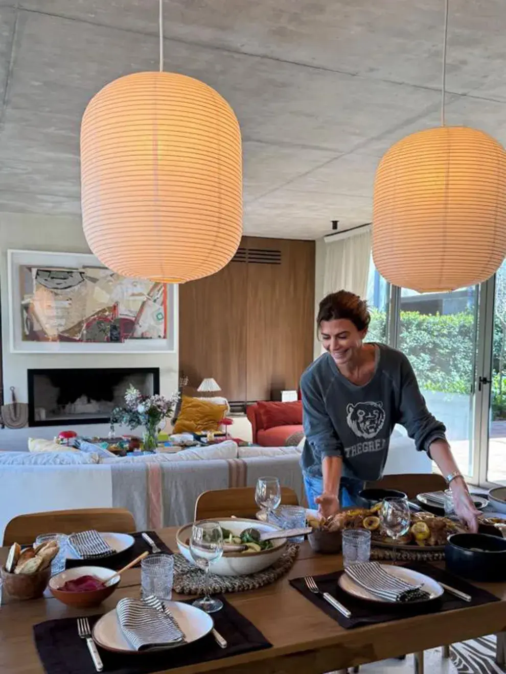 El living de la  casa de Juliana Awada y sus lámparas de papel colgante