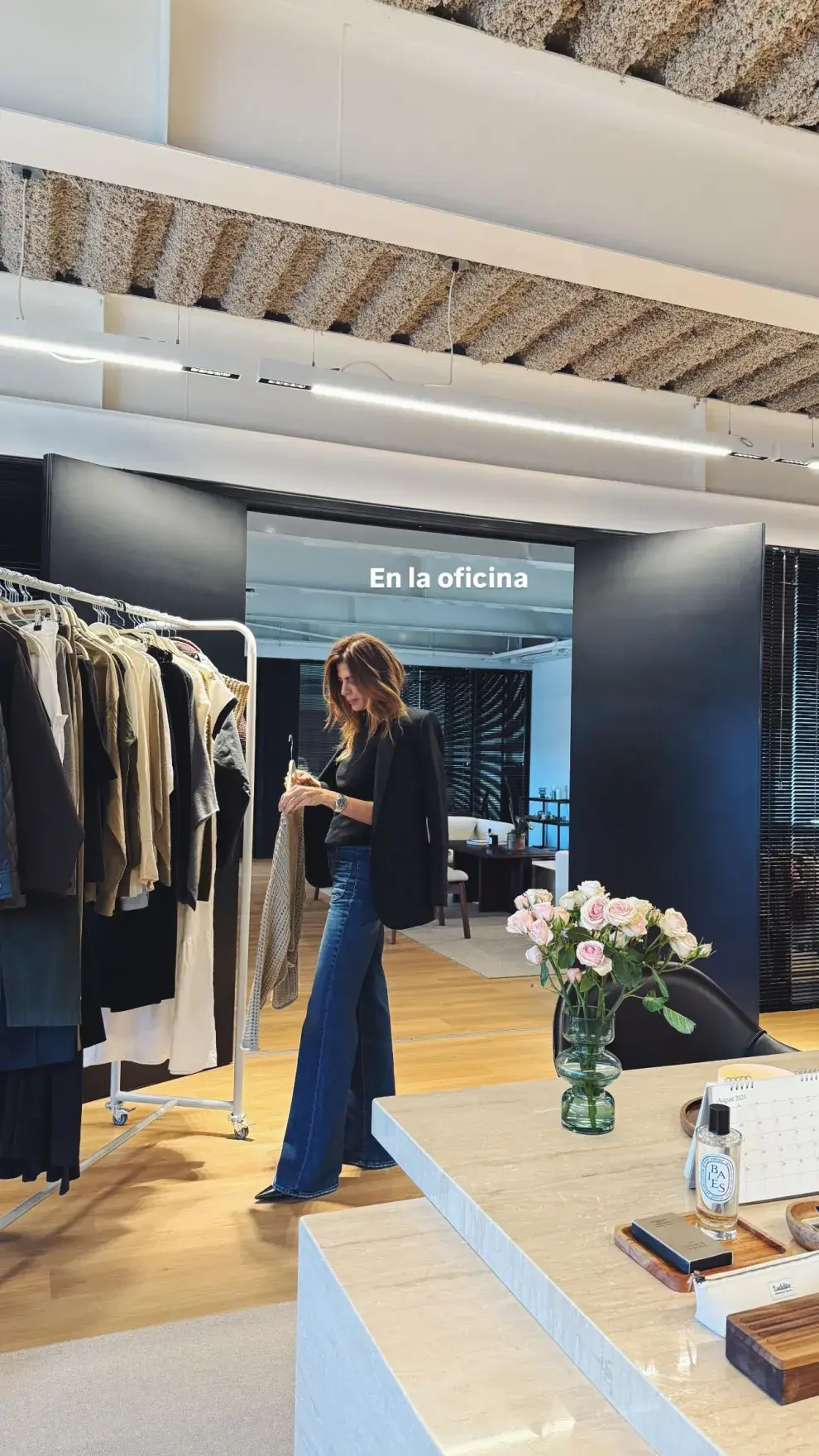Juliana Awada compartió en sus redes un look que confirma dos cosas: el estilo "office core" pisa fuerte esta temporada y los básicos bien elegidos son eternos.