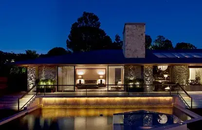 La escultórica piscina de Jennifer Aniston en su mansión de Bel Air.