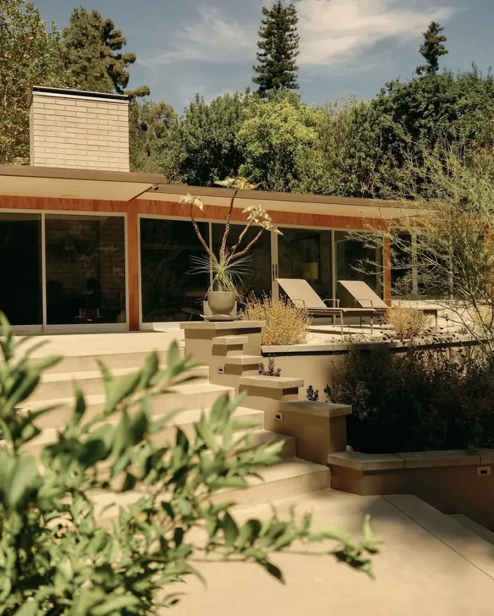 La casa de Lily Collins en Los Ángeles: artesanal, romántica y atemporal