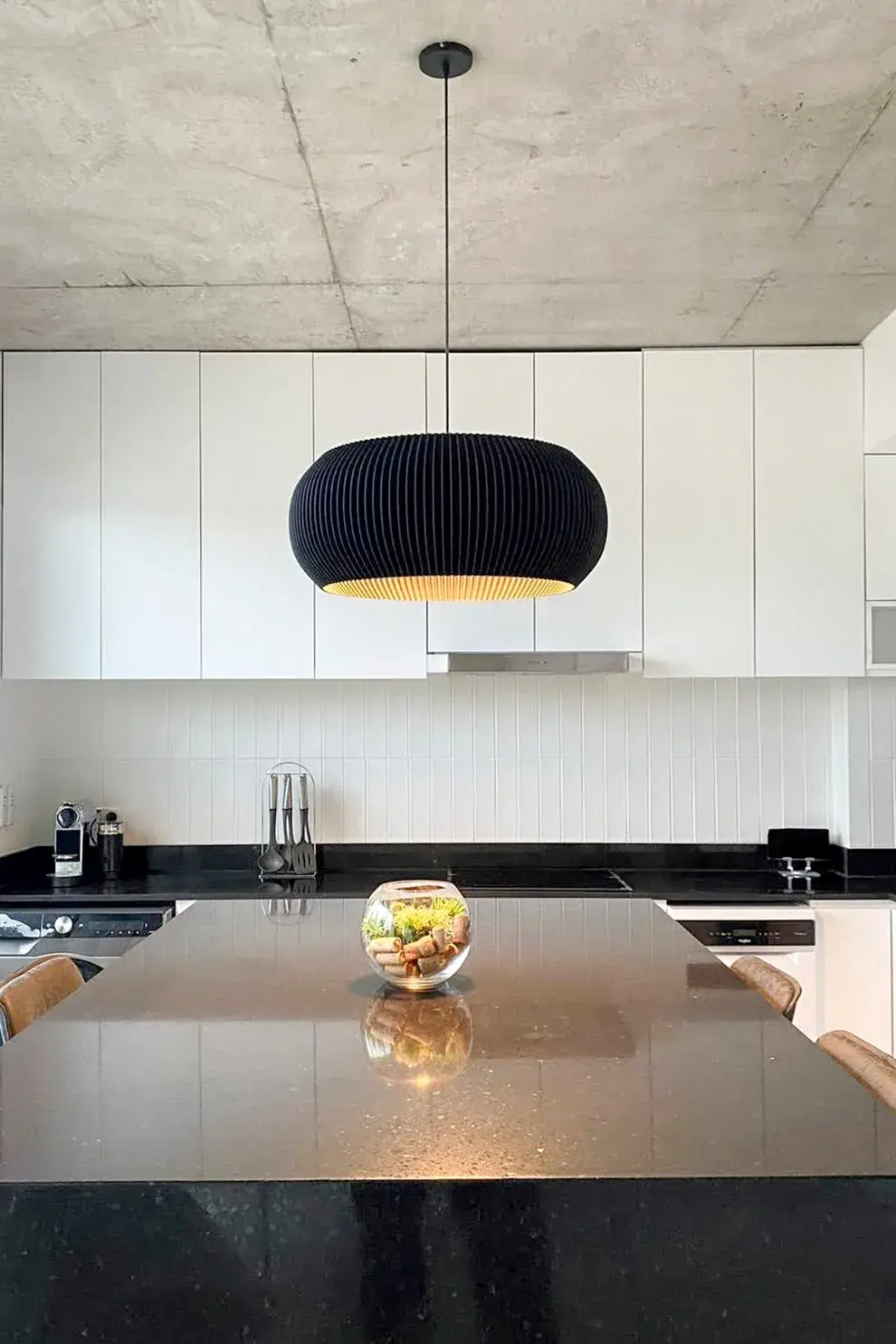 El modelo colgante ‘Tyre’ se adapta a todos los ambientes. Aquí, se instaló en una cocina.