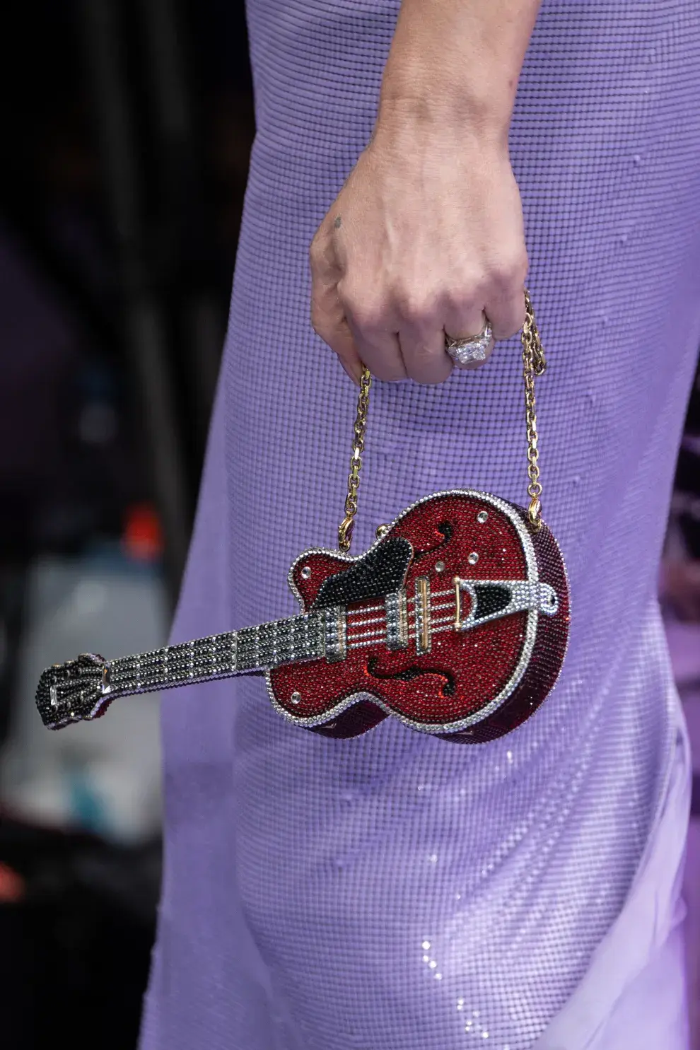 Foto del clutch en forma de guitarra de Judith Leiber.