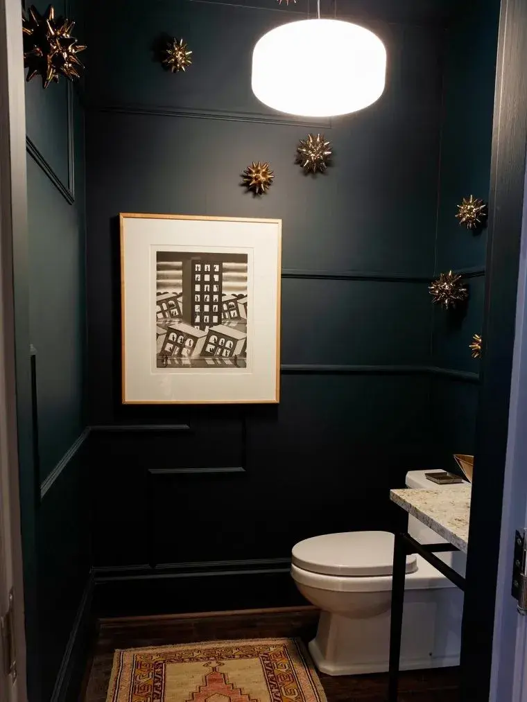 Los colores de baños que son tendencia en 2025: tonos oscuros, texturas naturales y lavamanos protagonistas