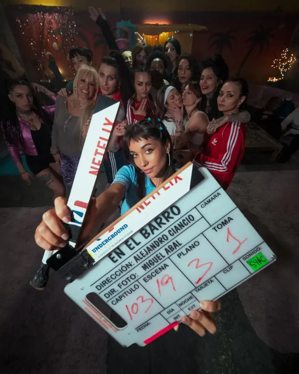 María Becerra y sus compañeras en el set de En el barro.