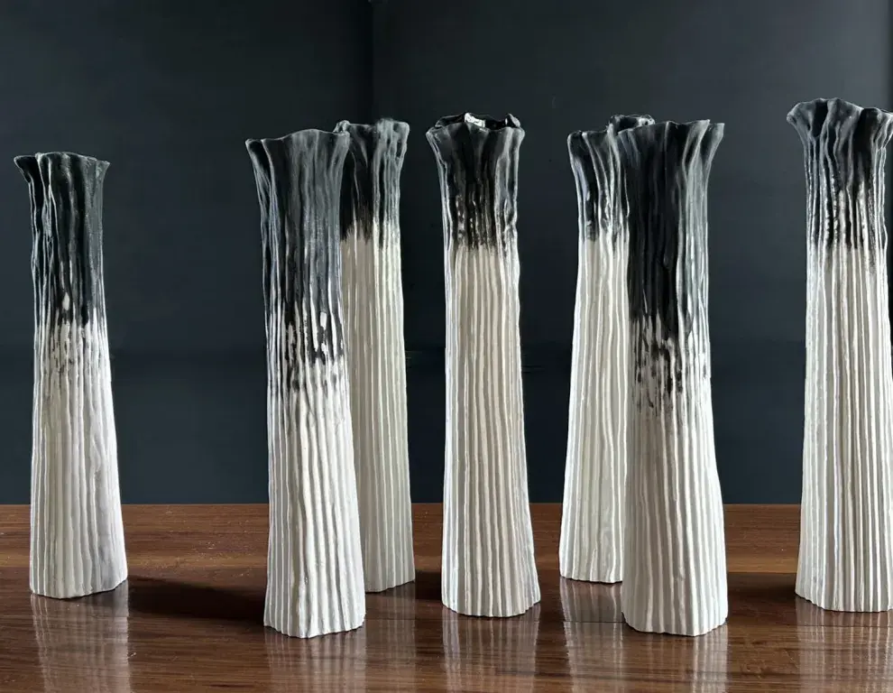 Marina Massone esculpe joyas, piezas de arte y objetos de uso cotidiano a partir del gesto de la naturaleza, además de sus formas. 