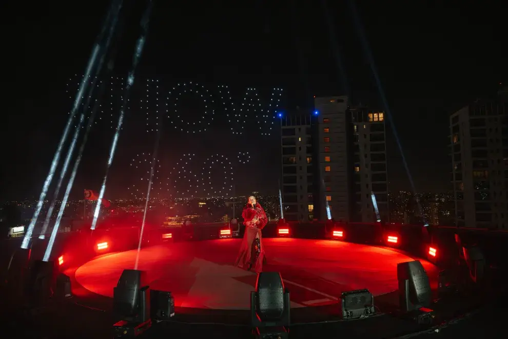 María Becerra vuelve a tocar en River y lo anunció con un show de drones.