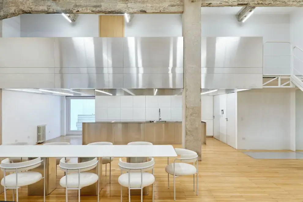La mesa del comedor (Wollstudio) tiene tapa de Neolith blanco de 12 mm, y sus cuatro patas son de MDF enchapado en aluminio.