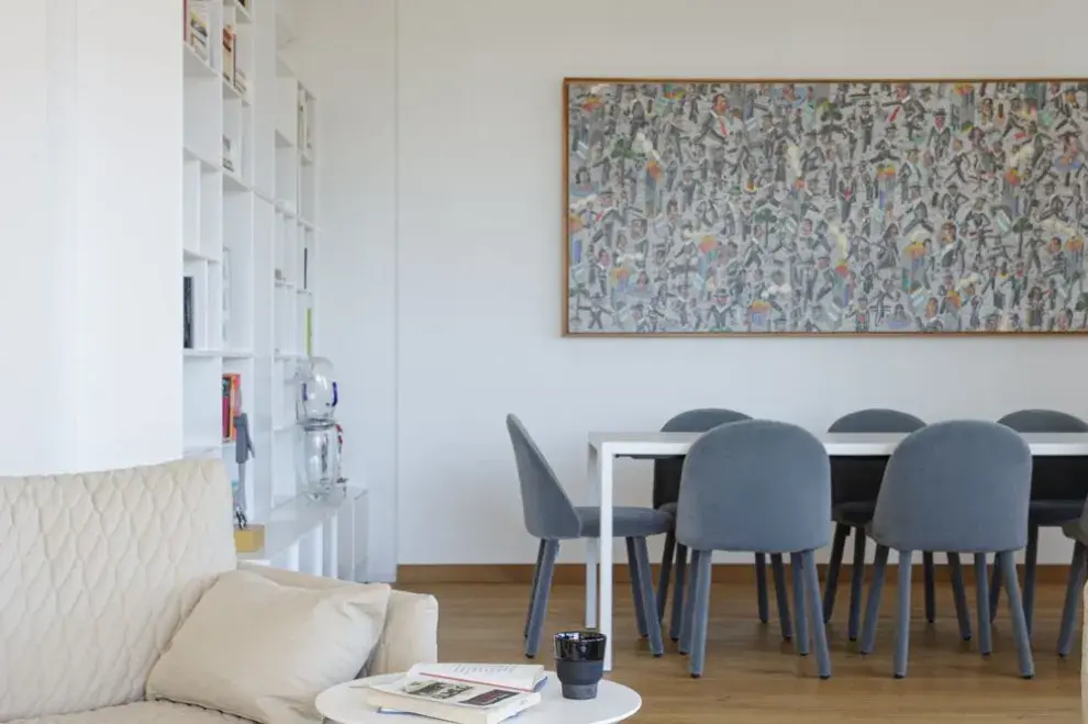 Ligera y esbelta, la mesa ‘Extensión’ (MDF Italia) con sillas ‘Lola’ (Miniforms).